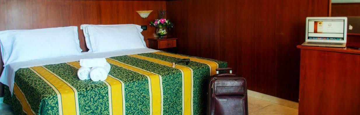 Hotel Dei Pini Порто Емпедокле Екстериор снимка